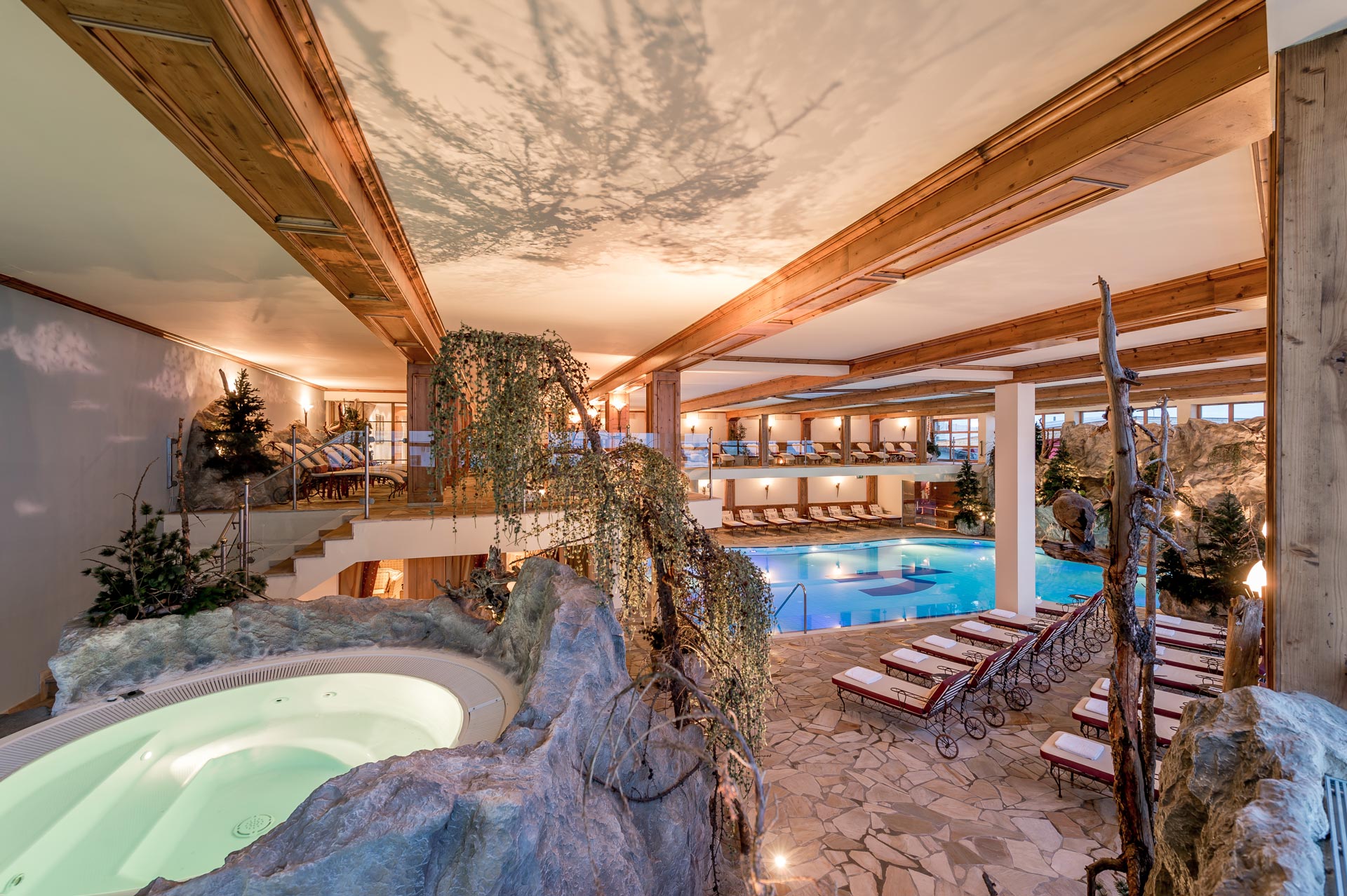 Alpen-Wellness Resort Hochfirst in Obergurgl – Großzügige Poollandschaft mit Whirlpool und Liegebereichen | Wellnesshotel Tirol