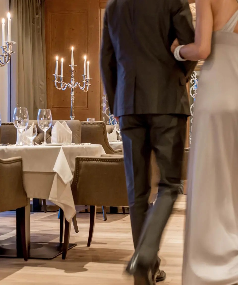 Alpen-Wellness Resort Hochfirst in Obergurgl – Elegantes Restaurant mit Kerzenlicht und gedeckten Tischen | Wellnesshotel Tirol