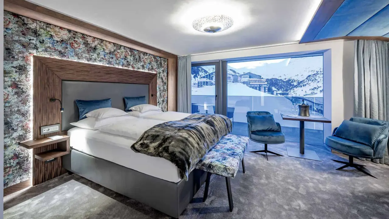 Luxuriöses Doppelzimmer im Alpen-Wellness Resort Hochfirst mit Bergblick und modernem Design.