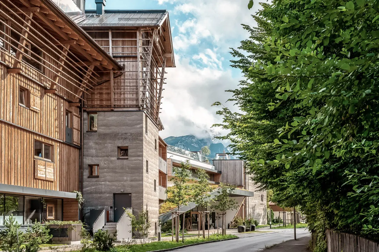 Moderne Holz- und Betonarchitektur der WERDENFELSEREI mit Bergblick. Das nachhaltige Wellnesshotel fügt sich harmonisch in die Natur ein.