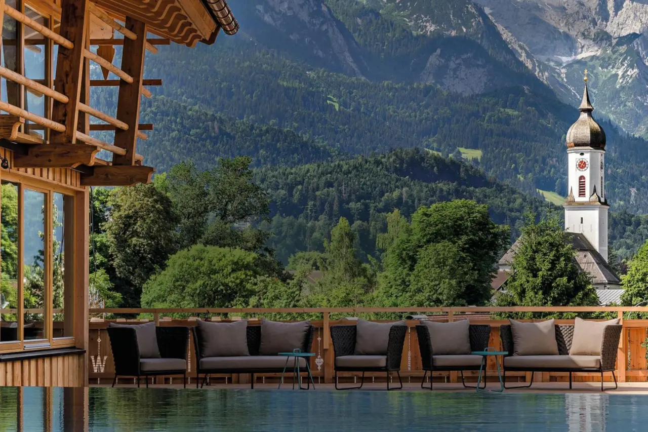 Infinity Pool mit Bergblick und gemütlichen Lounge-Möbeln im Hotel WERDENFELSEREI