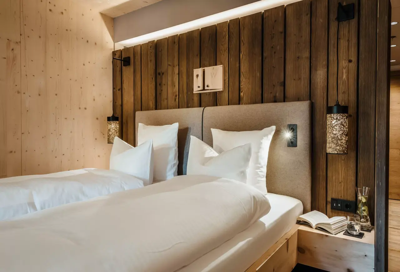 Gemütliches Doppelzimmer mit Holzelementen und bequemen Betten im Hotel WERDENFELSEREI. Ideal für entspannte Nächte.