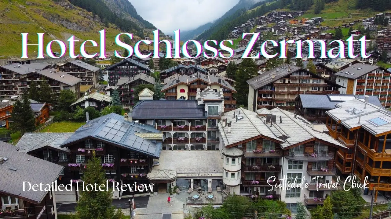 Luftaufnahme des SchlossHotel Zermatt inmitten des Bergdorfes Zermatt mit traditioneller Architektur und Alpenpanorama.
