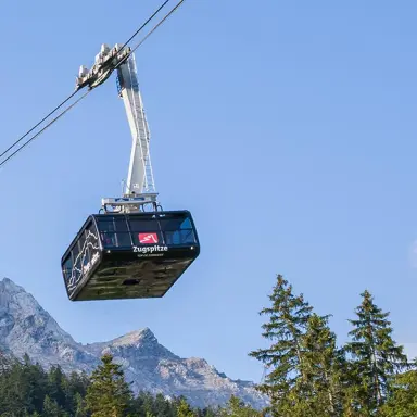 Moderne Zugspitze Seilbahn Gondel vor beeindruckendem Bergpanorama. Ein Highlight für Gäste des Hotel Zugspitze.