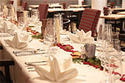 Festlich gedeckter Tisch im Restaurant des Hotel Zugspitze mit eleganten Servietten und weihnachtlicher Dekoration.