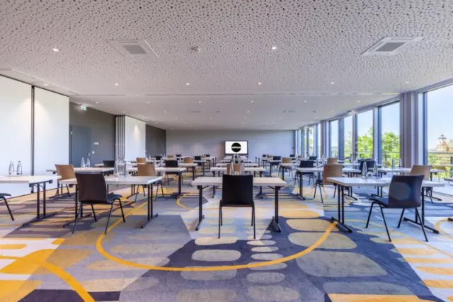 Moderner Konferenzraum im Best Western Plus Parkhotel Maximilian mit Tageslicht und flexibler Bestuhlung.