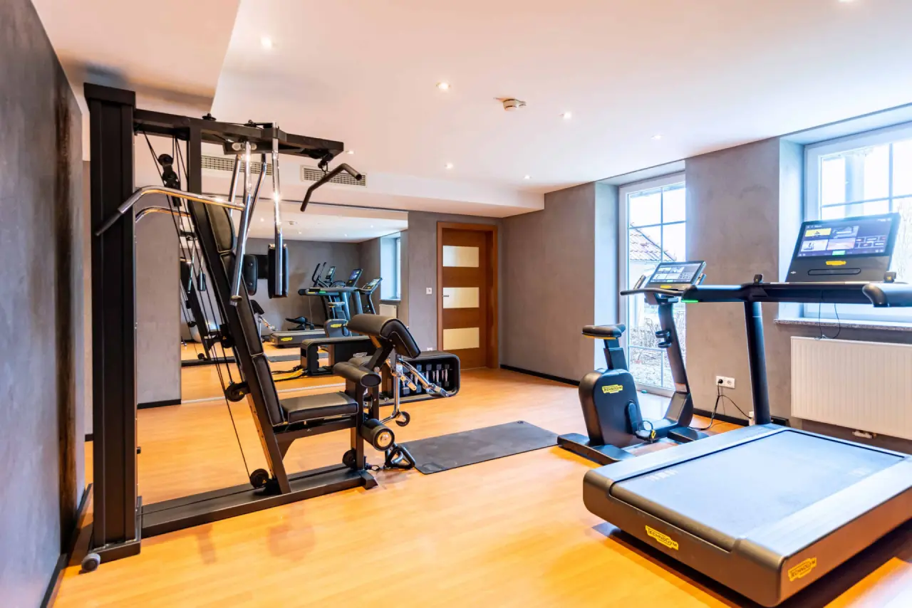 Moderner Fitnessbereich mit Laufband, Ergometer und Kraftstation im Best Western Plus Parkhotel Maximilian.