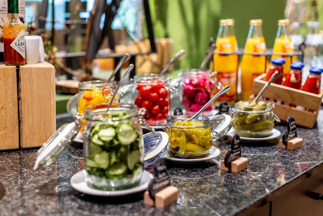 Bunte Auswahl an eingelegtem Gemüse und Saucen am Buffet im Best Western Plus Parkhotel Maximilian.