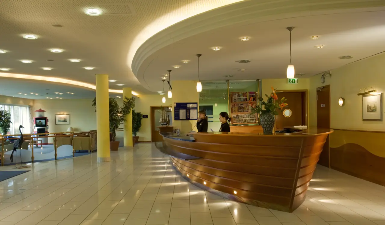 Einladende Lobby und Rezeption im maritimen Stil des Wyndham Hotel Stralsund HanseDom.