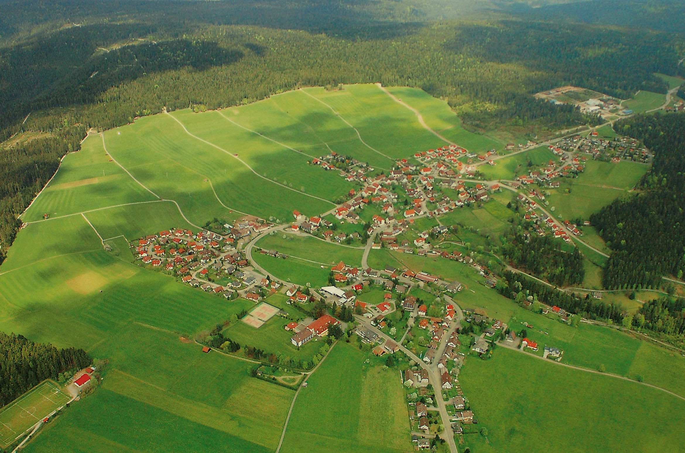Schwarzwaldhotel Oberwiesenhof in Seewald – Luftbild des Dorfes umgeben von Wäldern | Wellnesshotel Schwarzwald