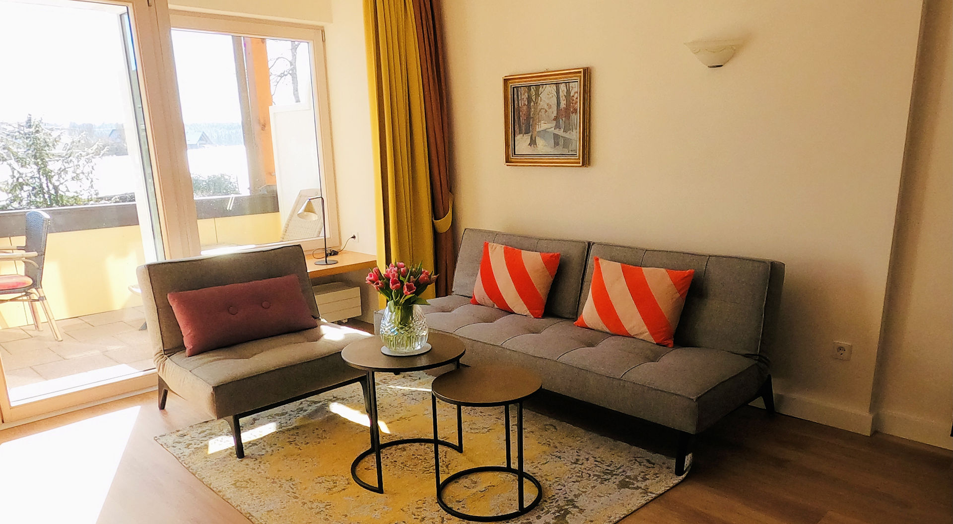 Schwarzwaldhotel Oberwiesenhof in Seewald – Helles Wohnzimmer einer Suite mit Balkon | Wellnesshotel Schwarzwald