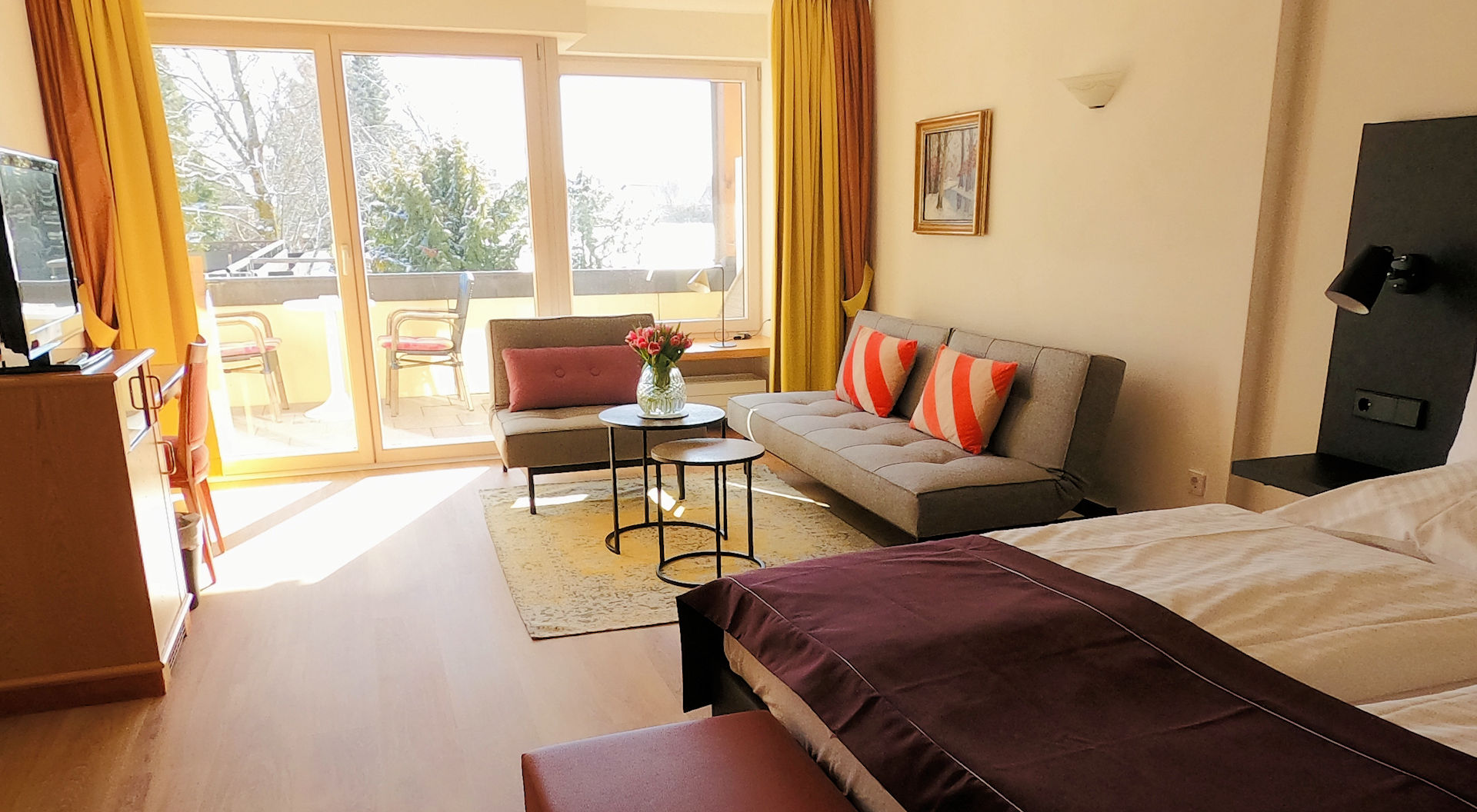 Schwarzwaldhotel Oberwiesenhof in Seewald – Geräumiges Hotelzimmer mit Wohnbereich und Balkon | Wellnesshotel Schwarzwald