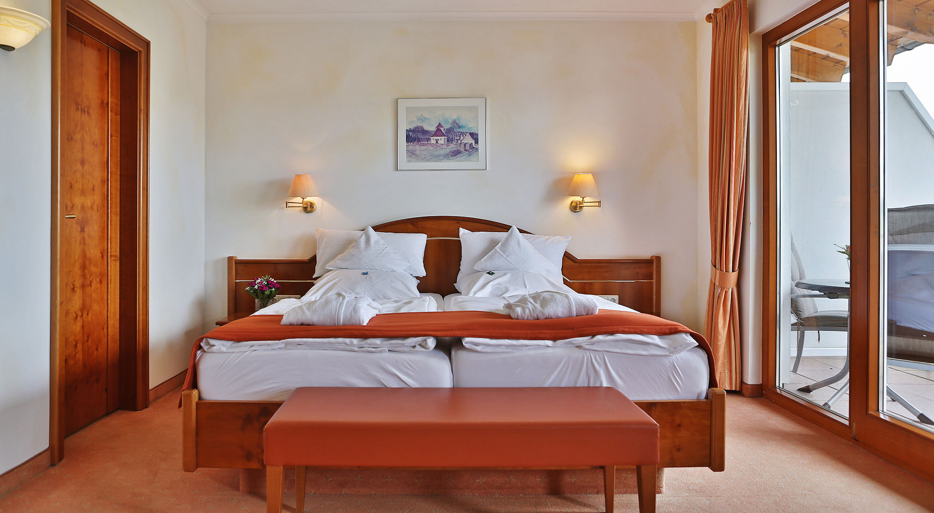 Schwarzwaldhotel Oberwiesenhof in Seewald – Komfortables Doppelzimmer mit Bademänteln und Balkon | Wellnesshotel Schwarzwald