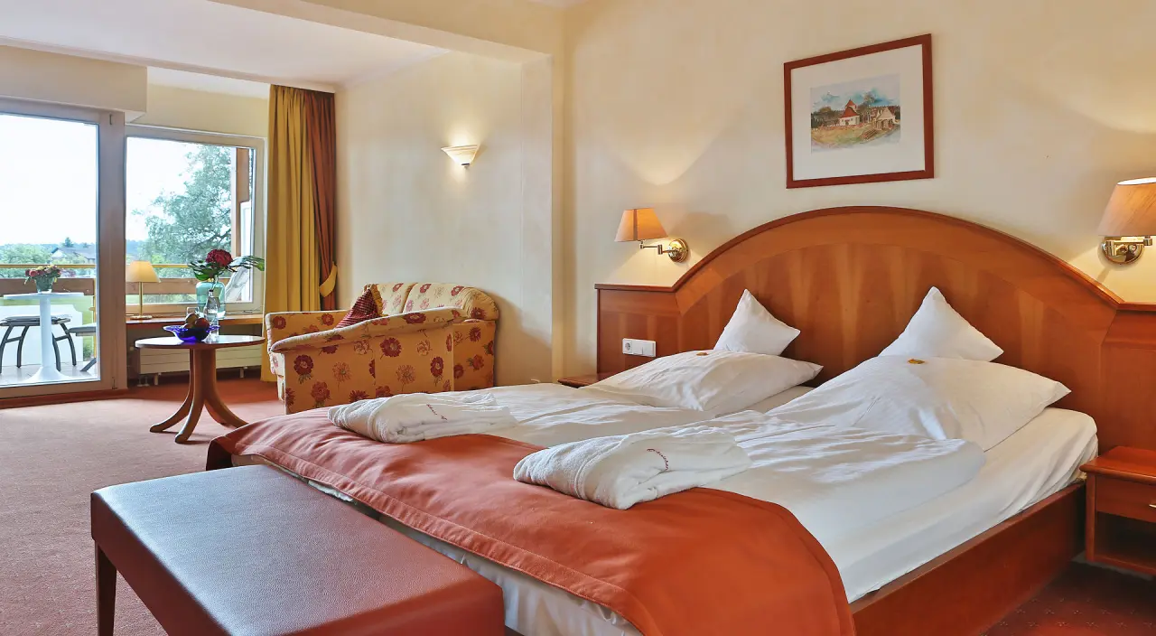Schwarzwaldhotel Oberwiesenhof in Seewald – Gemütliches Doppelzimmer mit Sitzbereich und Balkon | Wellnesshotel Schwarzwald