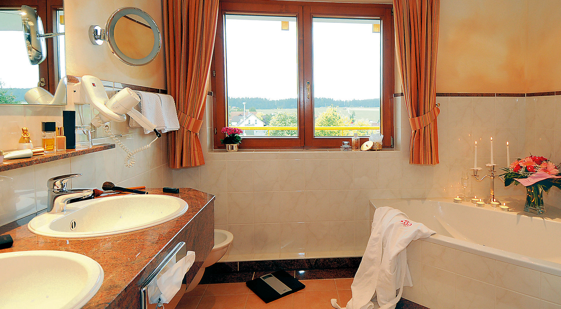 Schwarzwaldhotel Oberwiesenhof in Seewald – Geräumiges Badezimmer mit Badewanne und Kerzen | Wellnesshotel Schwarzwald