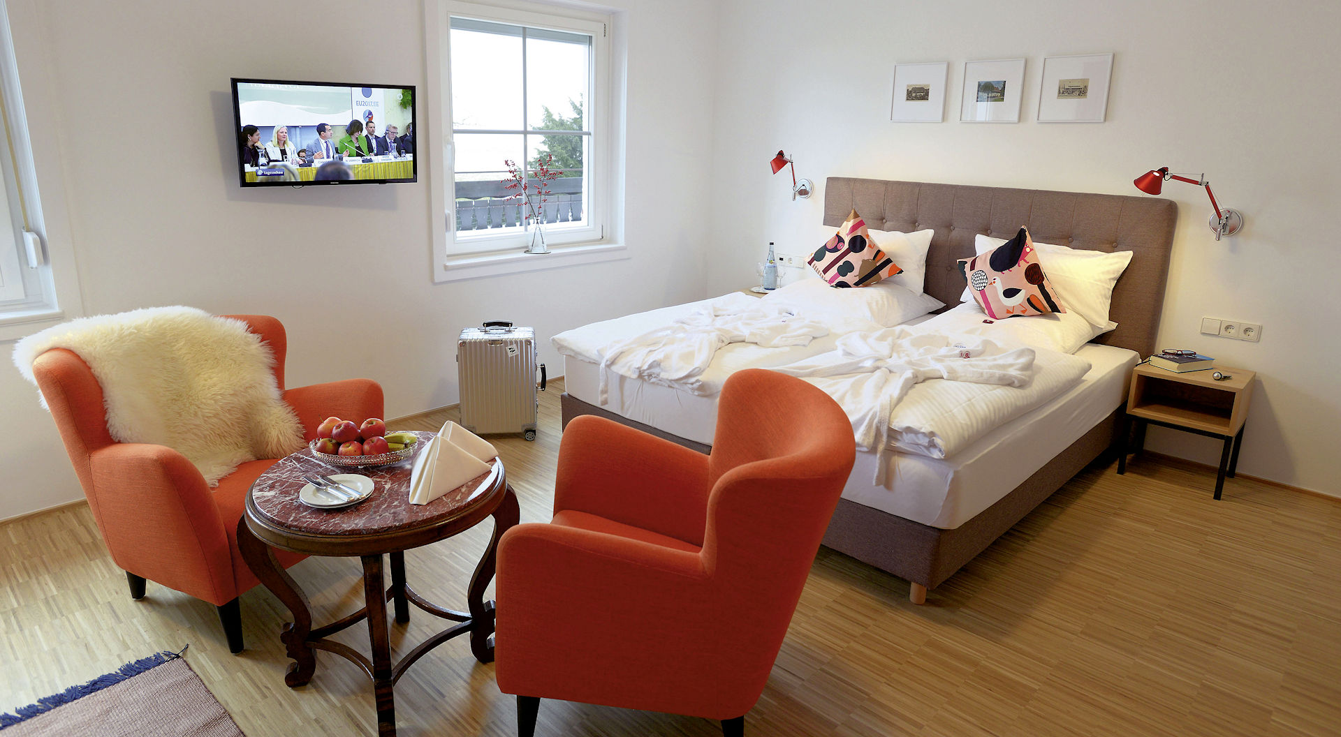 Schwarzwaldhotel Oberwiesenhof in Seewald – Modernes Doppelzimmer mit Sitzgelegenheiten und TV | Wellnesshotel Schwarzwald