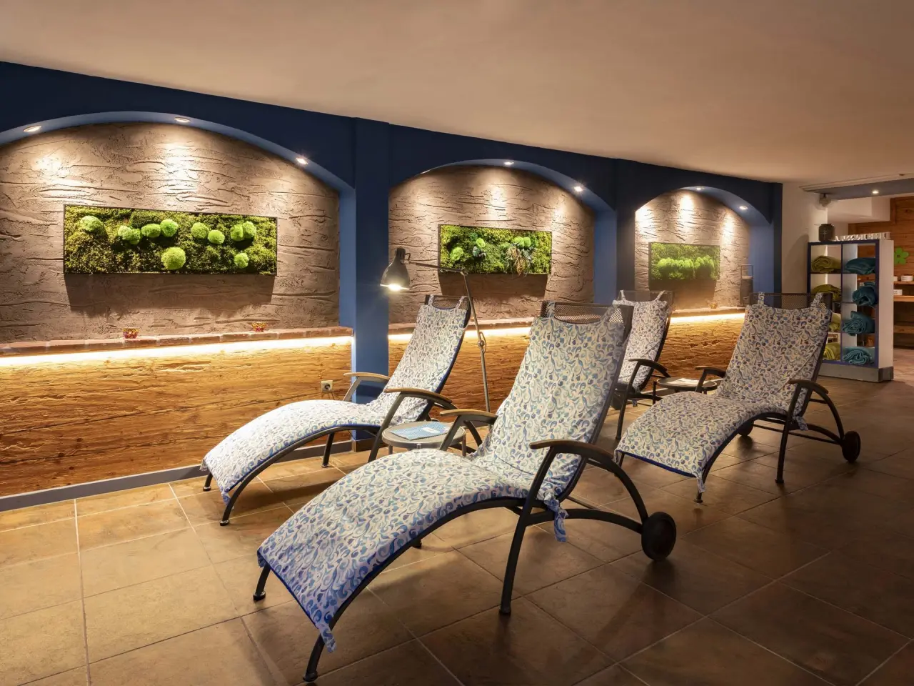 Gemütlicher Ruheraum mit bequemen Liegen und Mooswand im Spa-Bereich des Sporthotels Grandau.