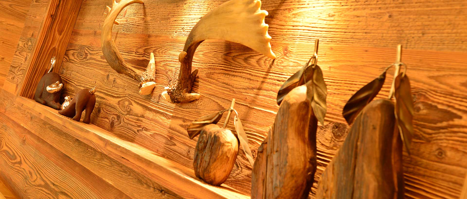 Hotel Jagdhof in Riezlern – Rustikale Holzdekoration mit Hirschgeweih im alpinen Stil | Wellnesshotel Kleinwalsertal