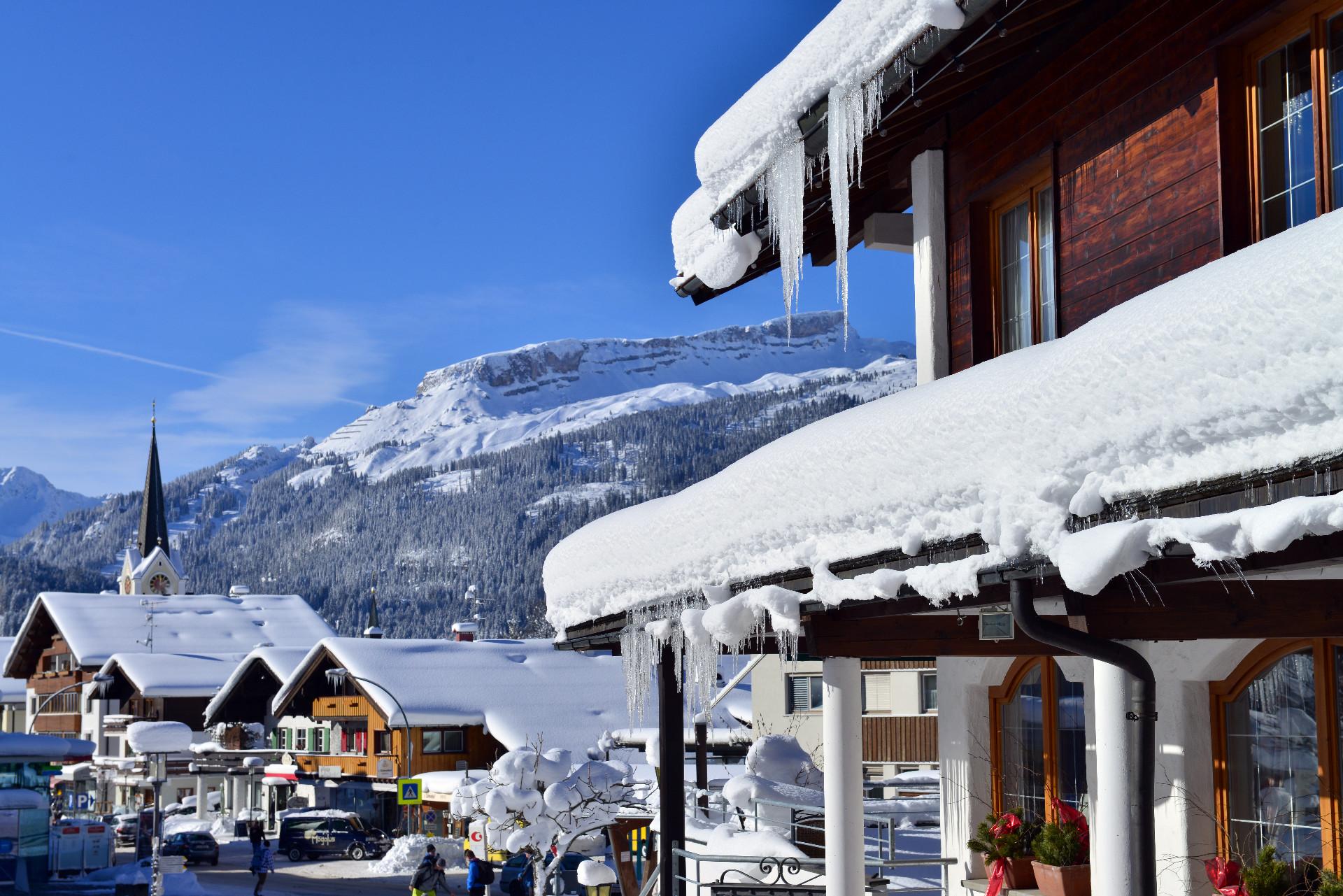 Hotel Jagdhof in Riezlern – Winterliche Hotelfassade mit Eiszapfen und Bergpanorama | Wellnesshotel Kleinwalsertal