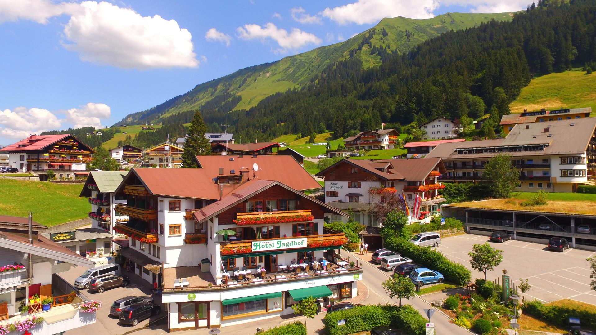 Hotel Jagdhof in Riezlern – Luftaufnahme des Hotels und der umliegenden Berglandschaft | Wellnesshotel Kleinwalsertal