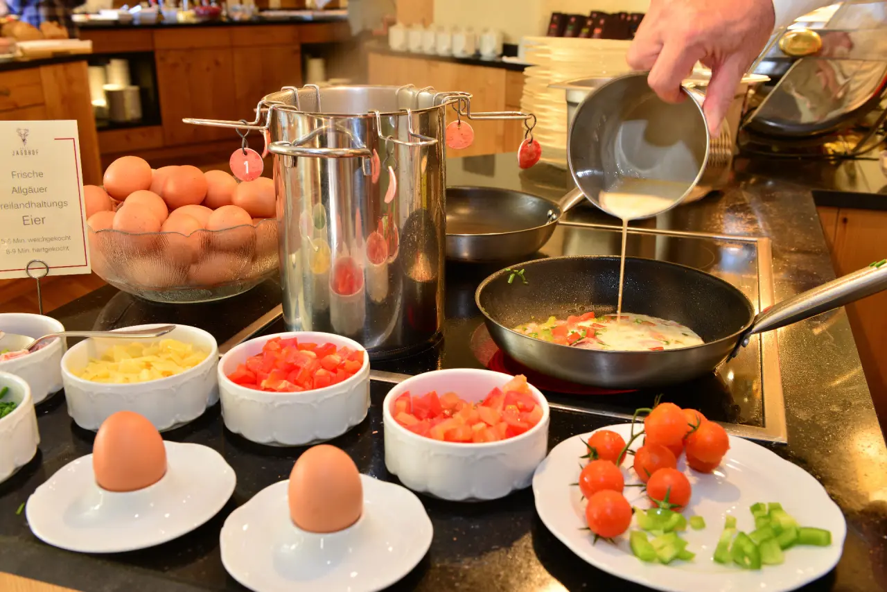Hotel Jagdhof in Riezlern – Live-Kochstation beim Frühstücksbuffet mit frischen Eiern | Wellnesshotel Kleinwalsertal