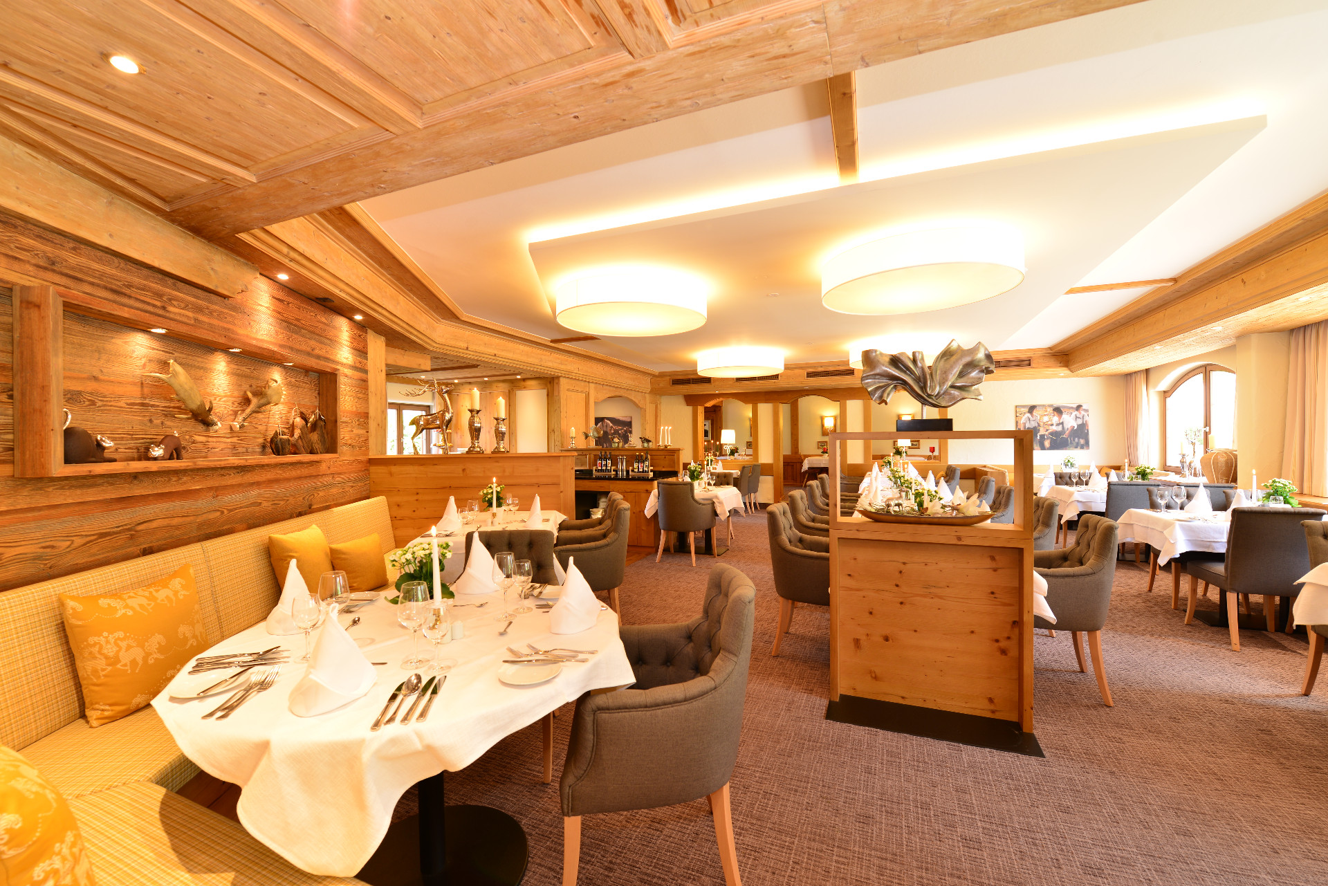 Hotel Jagdhof in Riezlern – Elegantes Restaurant mit gemütlichen Sitzbereichen | Wellnesshotel Kleinwalsertal