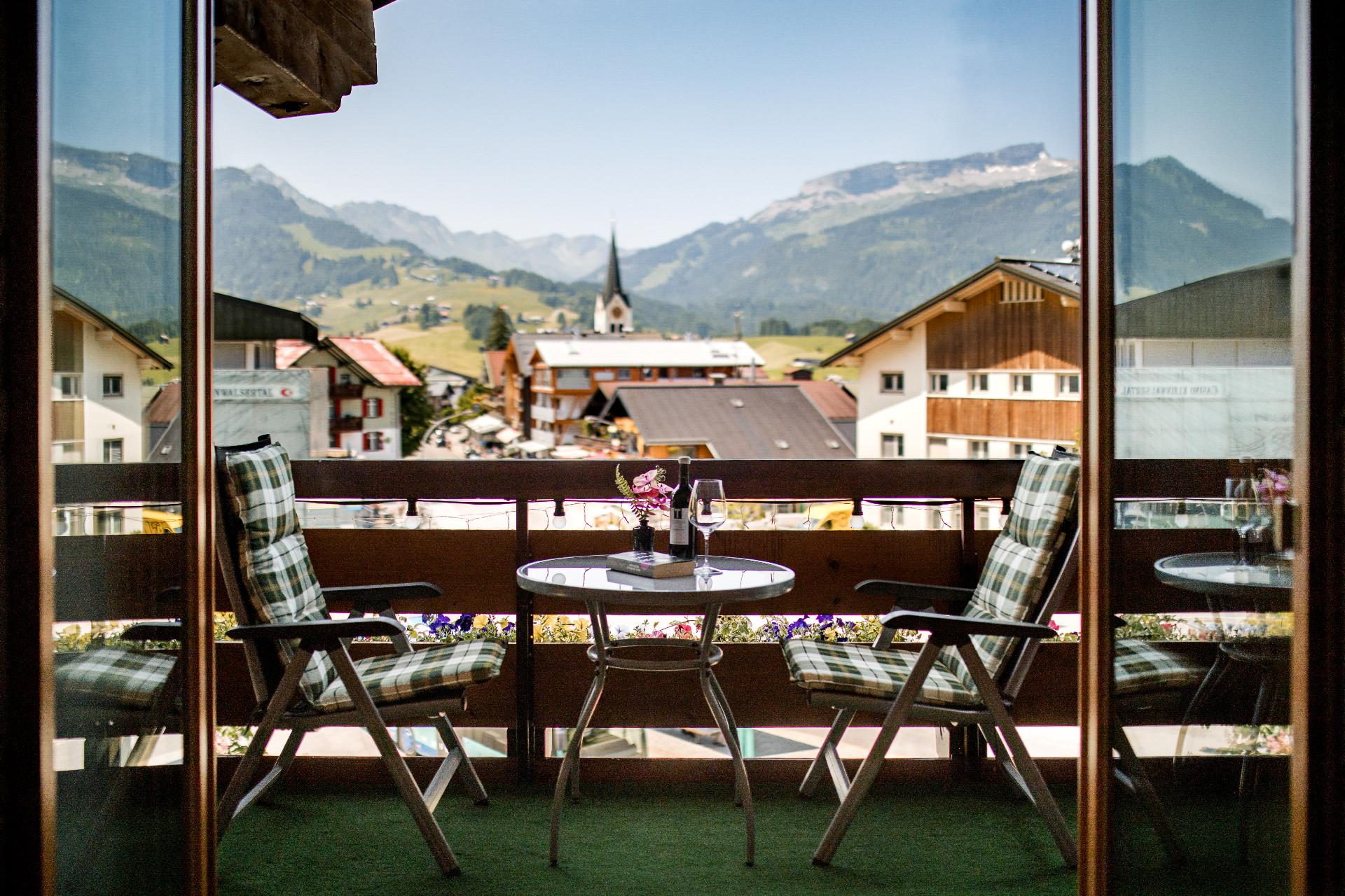 Hotel Jagdhof in Riezlern – Balkonblick auf die Berge und das Dorf Riezlern | Wellnesshotel Kleinwalsertal