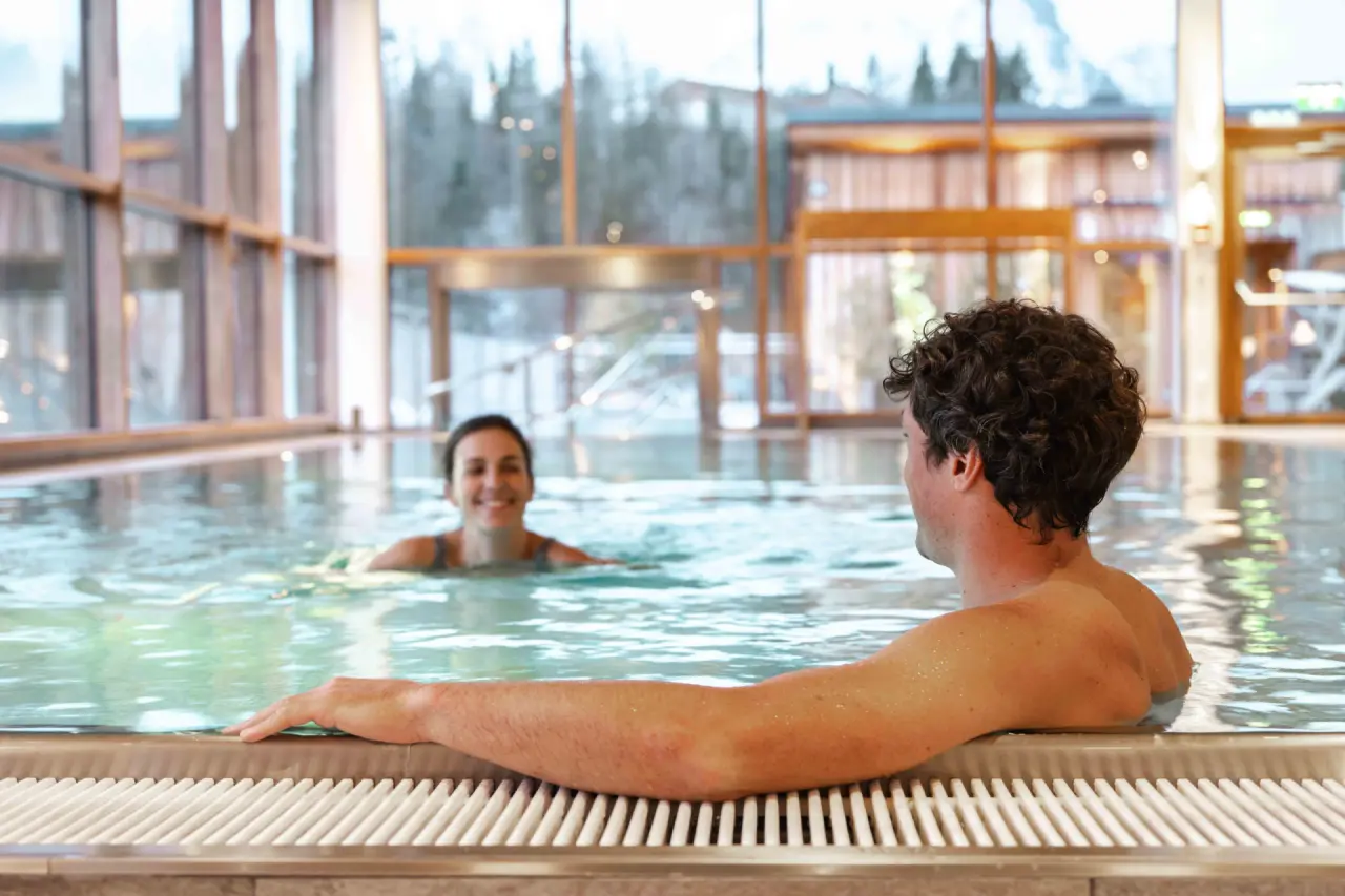 Paar entspannt im Innenpool mit Bergblick im Spa Hotel Erzherzog Johann. Ideal für Wellnessurlaub.