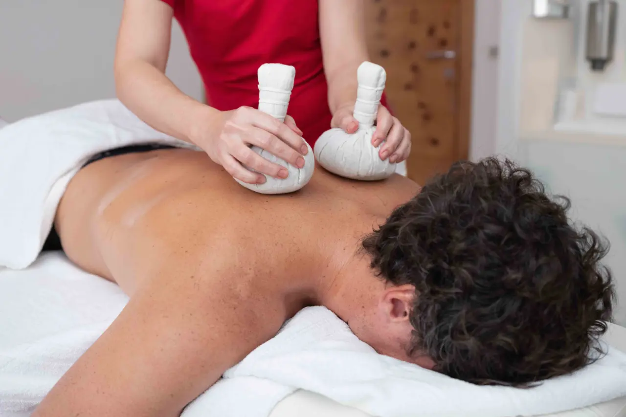 Kräuterstempelmassage im Spa-Bereich des Spa Hotel Erzherzog Johann für tiefe Entspannung und Wohlbefinden.