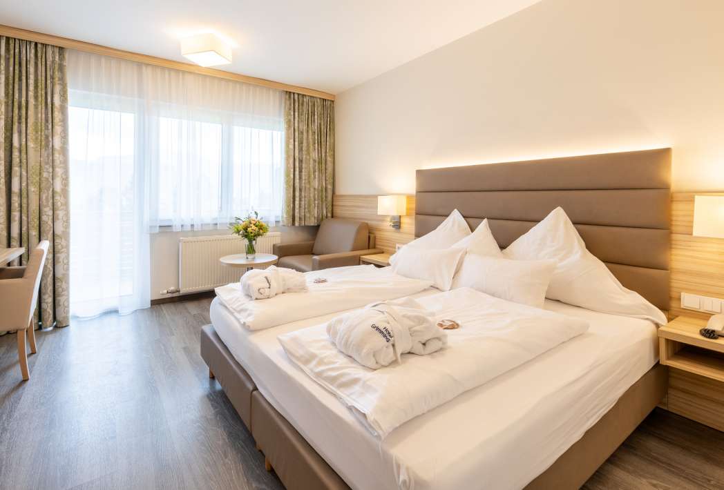 Hotel Grimmingblick in Bad Mitterndorf – Komfortables Doppelzimmer mit Bademänteln und Ausblick | Wellnesshotel Steiermark