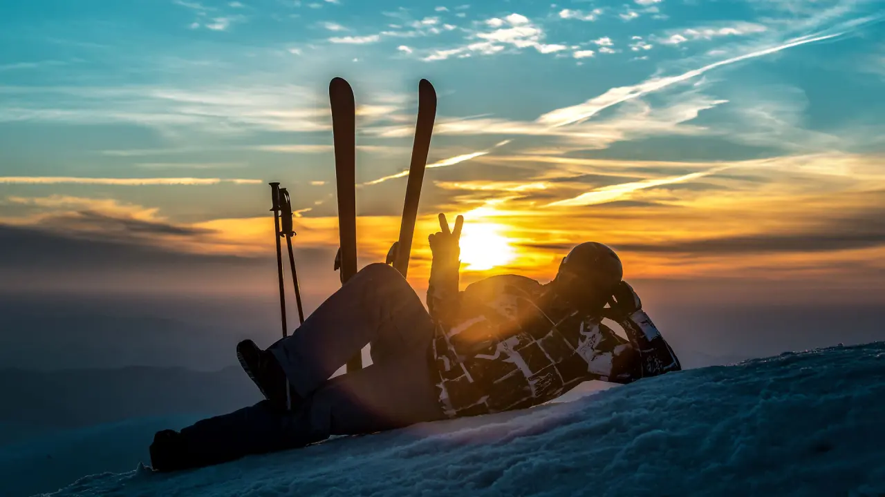Winterlicher Sonnenuntergang mit Skifahrer in den Bergen, ein Highlight nahe dem Hotel Salnerhof.
