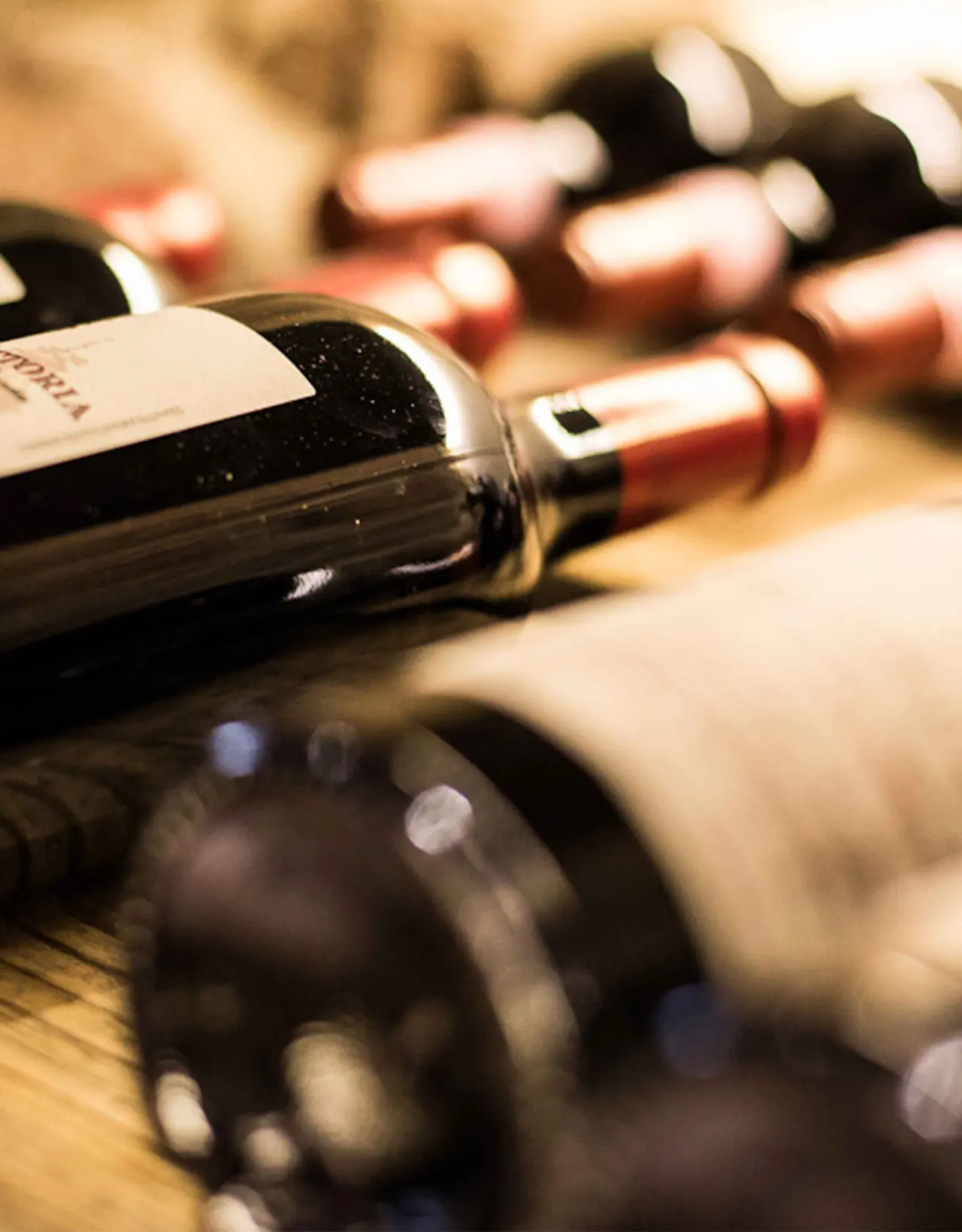 Nahaufnahme von Weinflaschen im Selfness- & Genuss-Hotel Ritzlerhof, die das kulinarische Angebot zeigen.