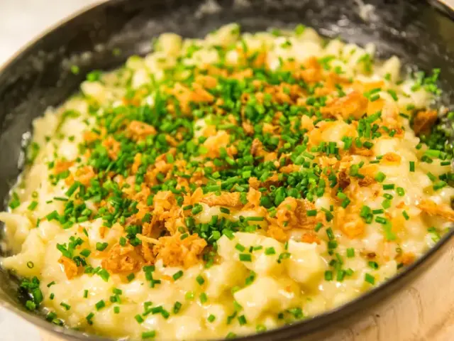 Traditionelle Käsespätzle mit Röstzwiebeln und frischem Schnittlauch im LEBE FREI Hotel DER LÖWE