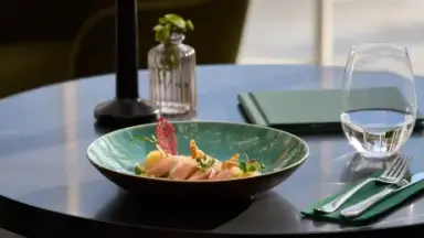 Exquisit angerichteter Vorspeisenteller auf einem eleganten Tisch im Restaurant des Hotel Erika.
