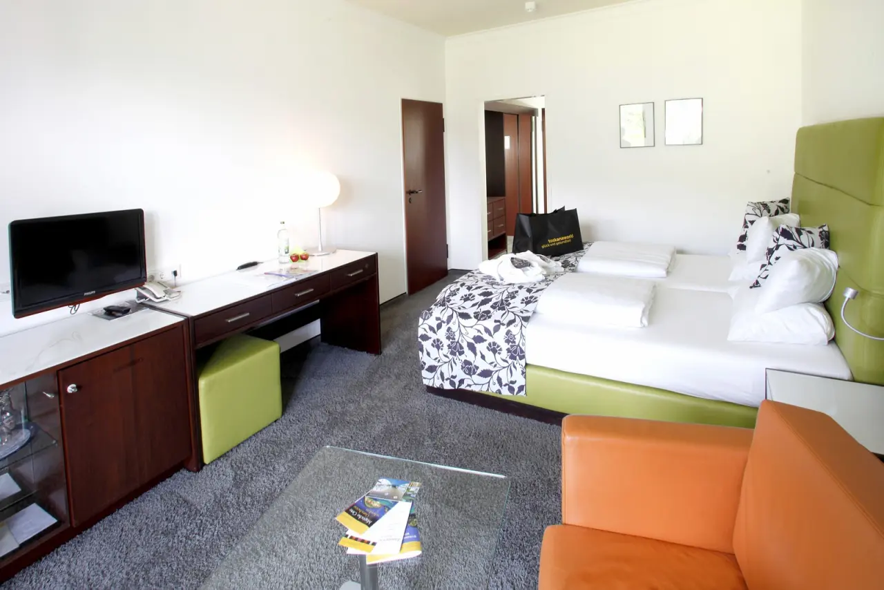 Komfortables Doppelzimmer mit Schreibtisch und Sitzbereich im Hotel an der Therme Bad Orb.