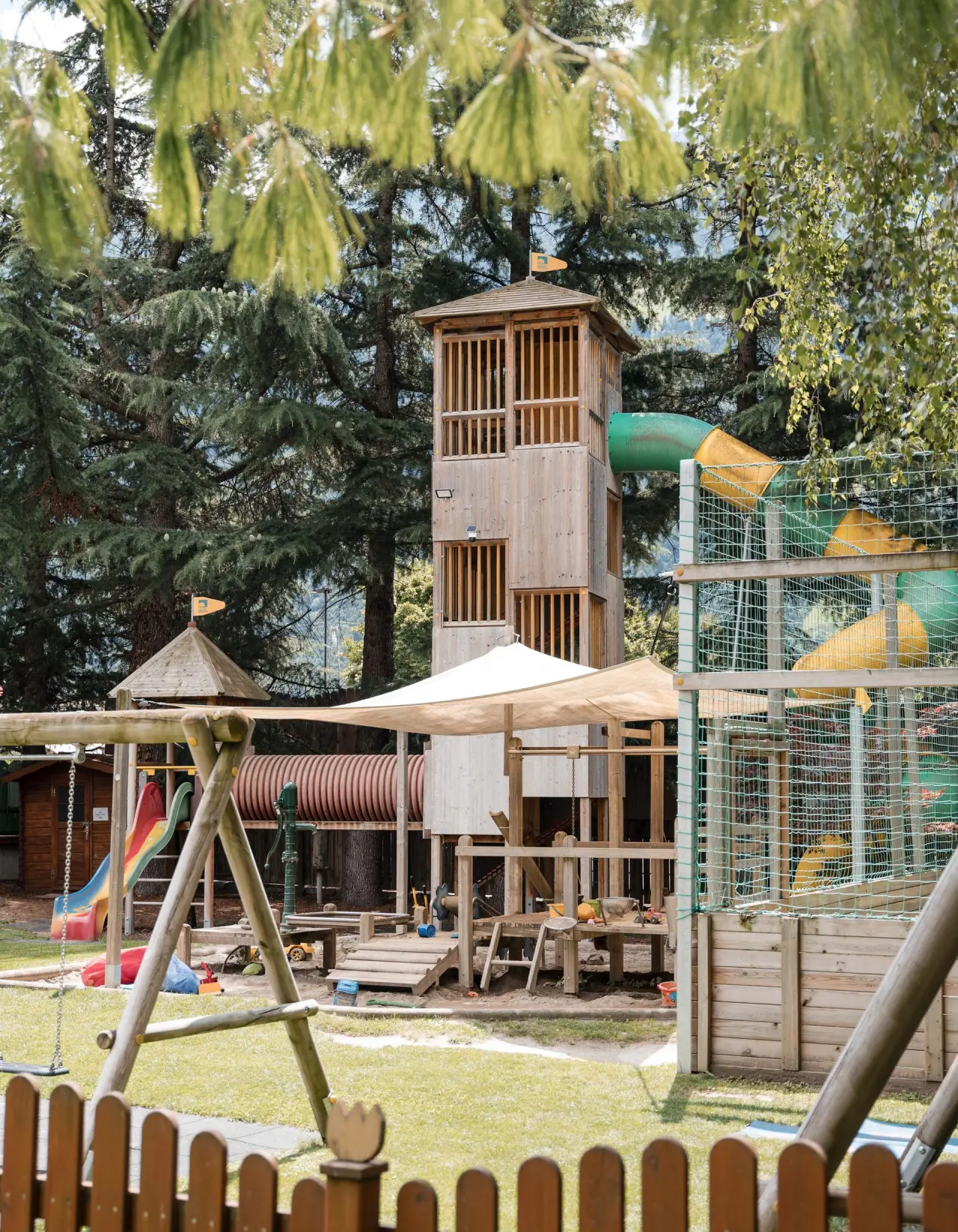 TYROL family retreat in Naturns – Großer Abenteuerspielplatz im Garten mit Holzturm | Wellnesshotel Südtirol
