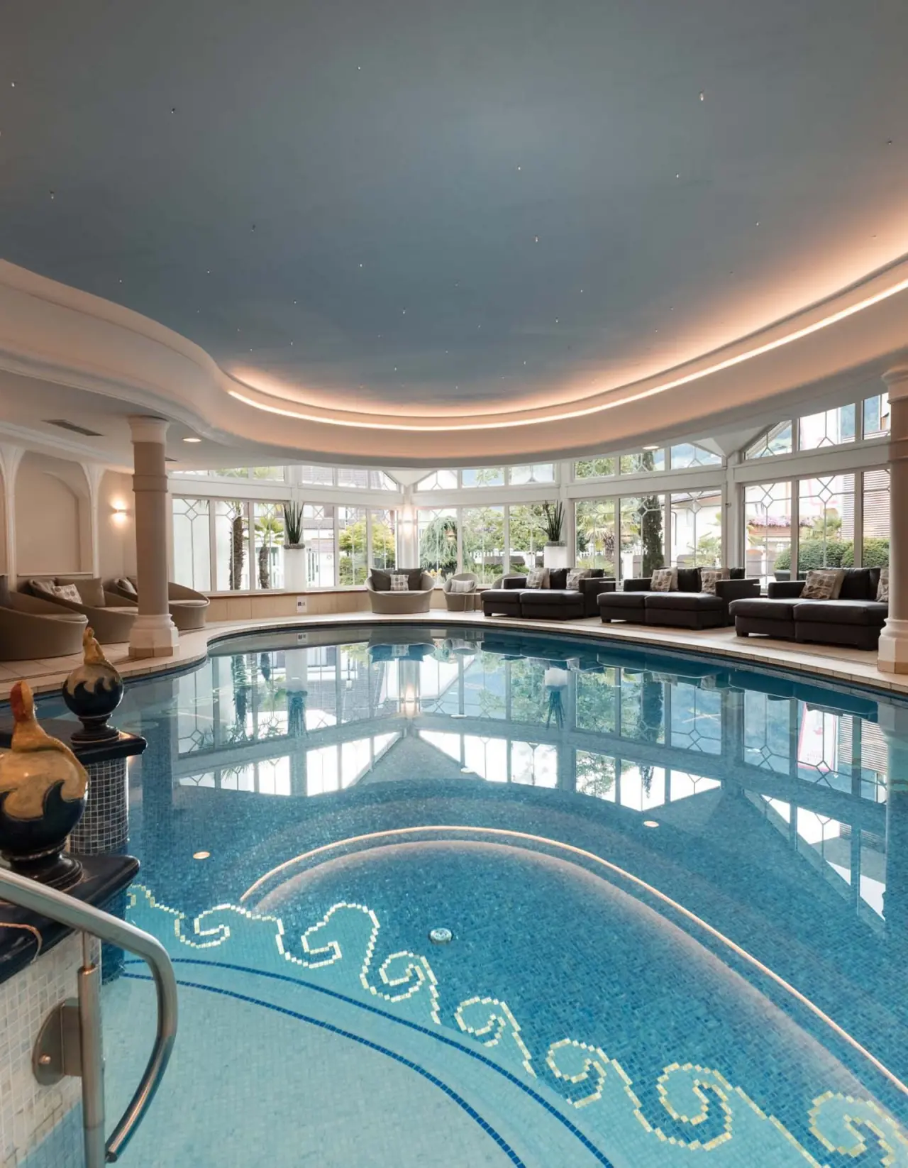 TYROL family retreat in Pfunds – Großzügiger Innenpool mit Ruhebereich und Glasfront | Wellnesshotel Tirol