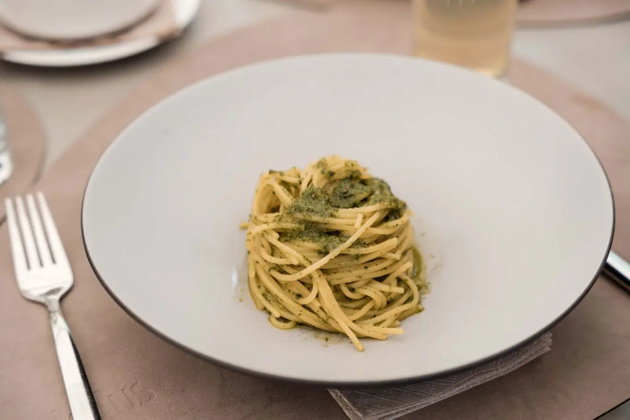 TYROL family retreat in Naturns – Spaghetti mit Pesto im Hotelrestaurant | Wellnesshotel Südtirol