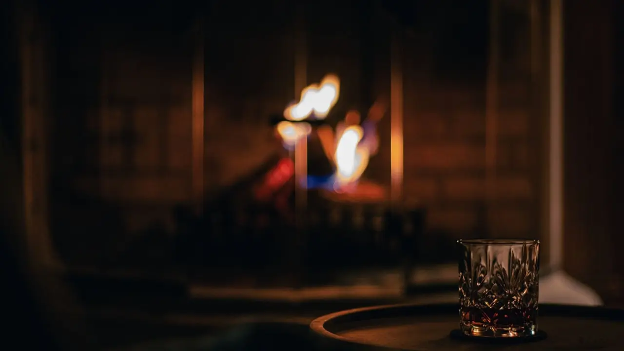 Stimmungsvolles Kaminfeuer und ein Glas Whiskey für entspannte Abende im Hotel Alpenkönig.