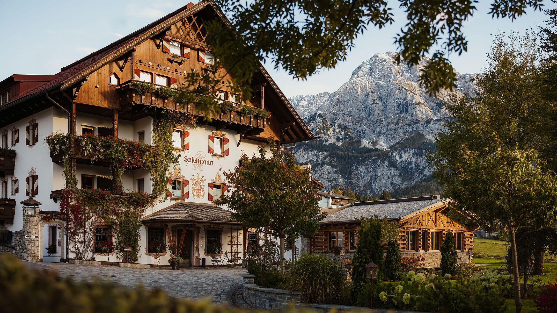 Hotel Spielmann in Ehrwald – Traditionelle Fassade im Herbst mit Bergblick | Wellnesshotel Tirol