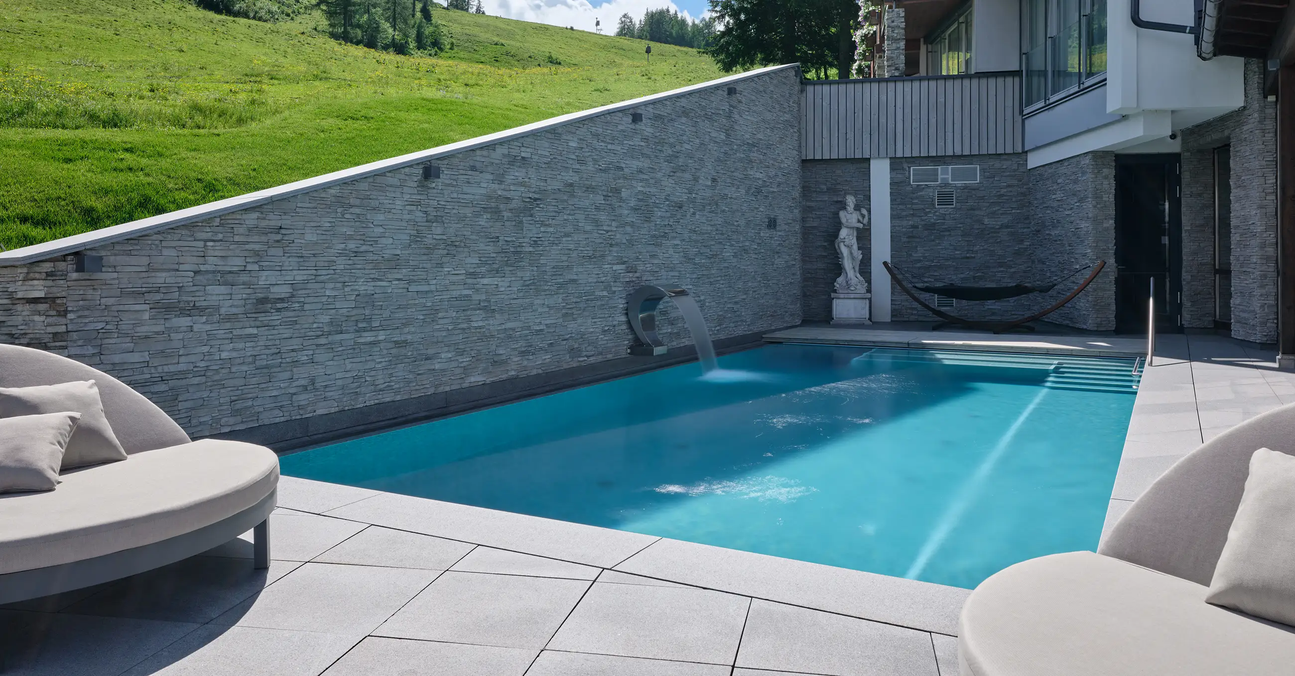 Hotel & Spa Wulfenia in Hermagor – Moderner Innenpool mit Liegebereich | Wellnesshotel Kärnten