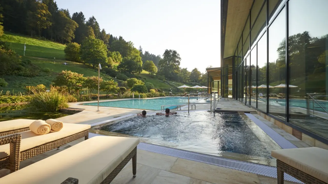 Aussenpool und Whirlpool mit Liegen und Waldkulisse im Hotel Therme Bad Teinach