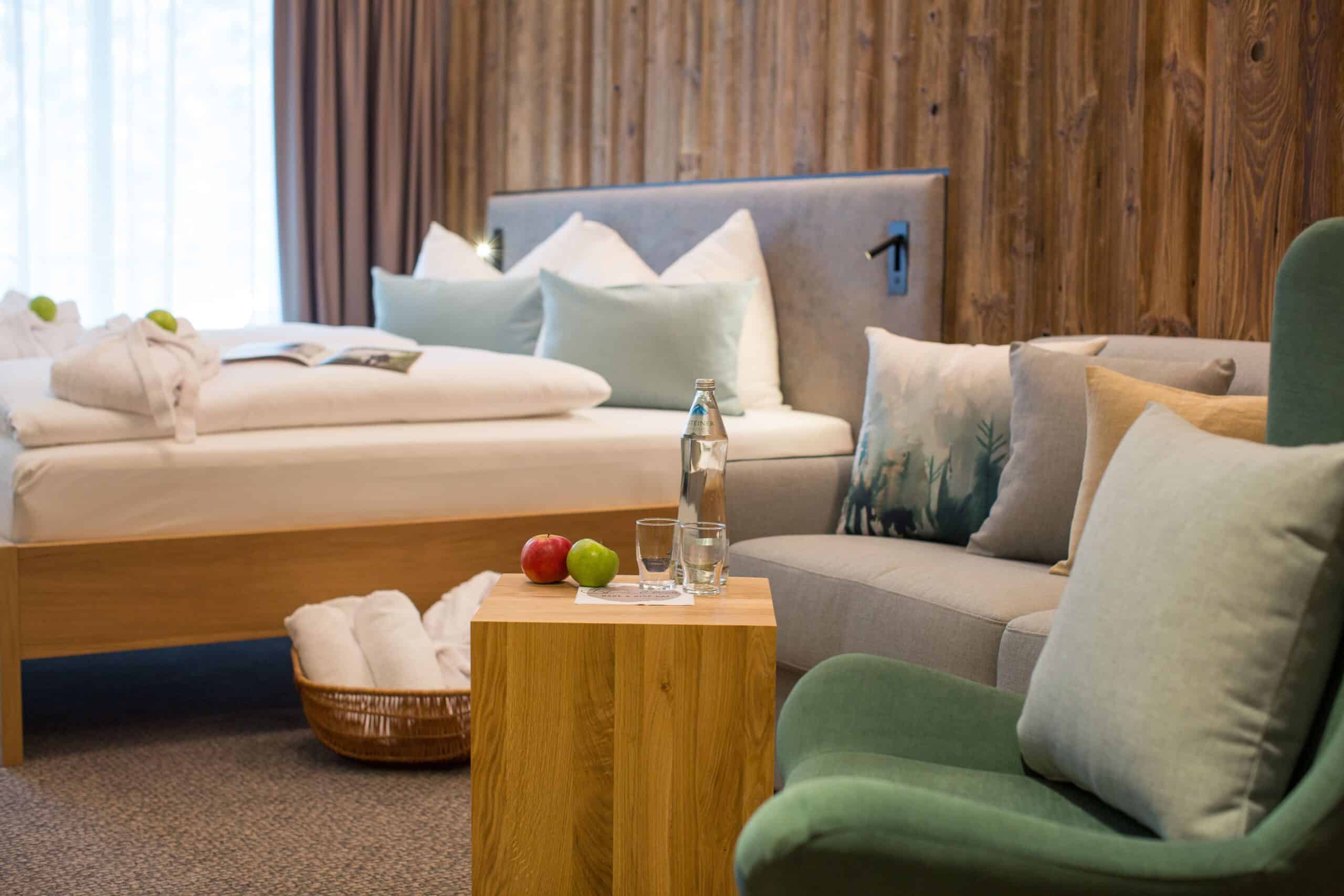 Hotel Der Waldhof in Zell am See – Gemütliche Sitzecke im Hotelzimmer mit frischem Obst | Wellnesshotel Salzburger Land
