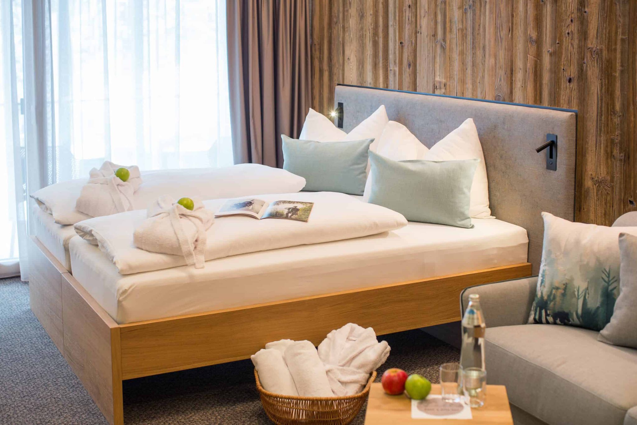 Hotel Der Waldhof in Zell am See – Komfortables Doppelzimmer mit Holzwand und Bademantel | Wellnesshotel Salzburger Land