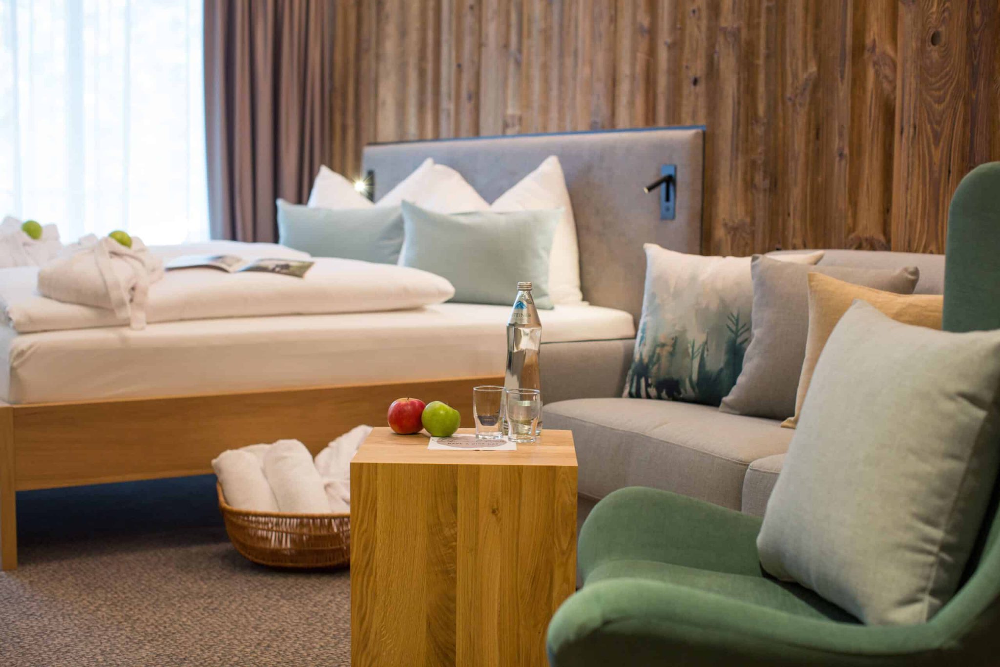 Hotel Der Waldhof in Zell am See – Gemütliche Sitzecke im Hotelzimmer mit frischem Obst | Wellnesshotel Salzburger Land