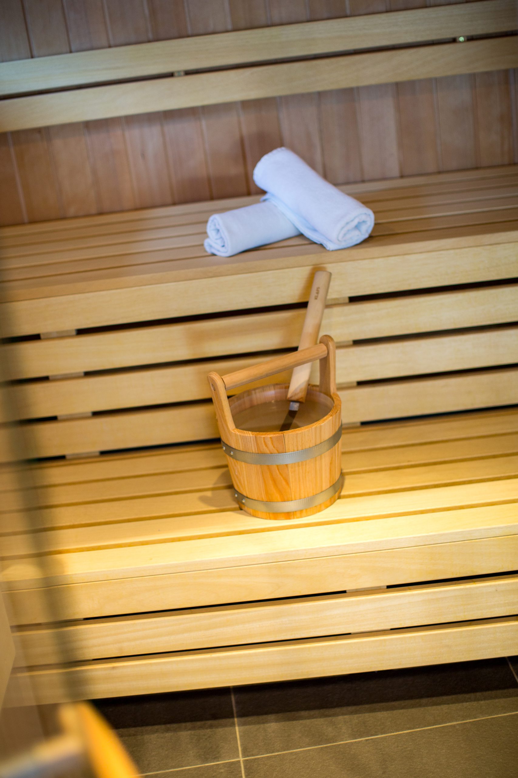 Hotel Der Waldhof in Zell am See – Detailansicht einer Holzsauna mit Aufgusseimer | Wellnesshotel Salzburger Land