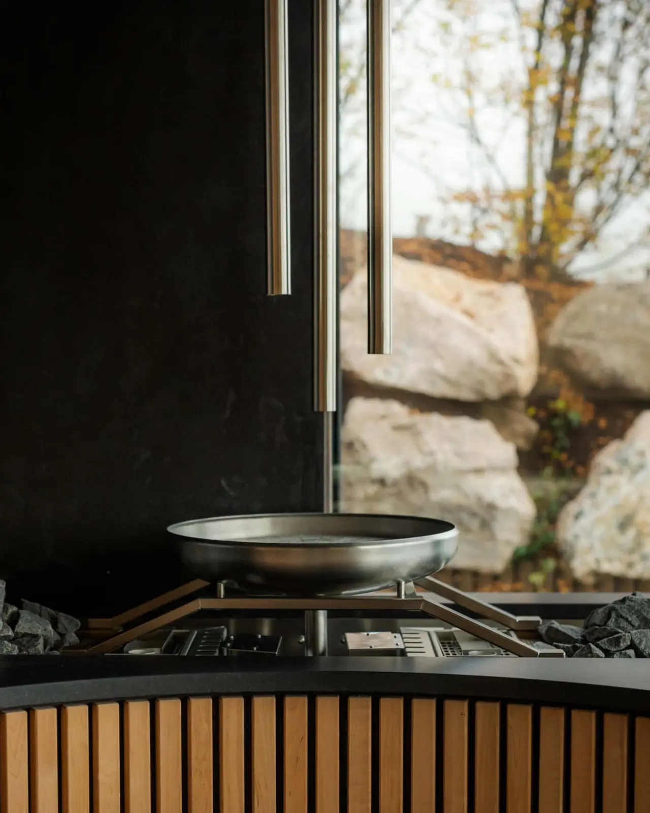 Moderner Saunaofen mit Wasserschale und Natursteinen im Wellnessbereich des Hotel Mohr Life Resort.