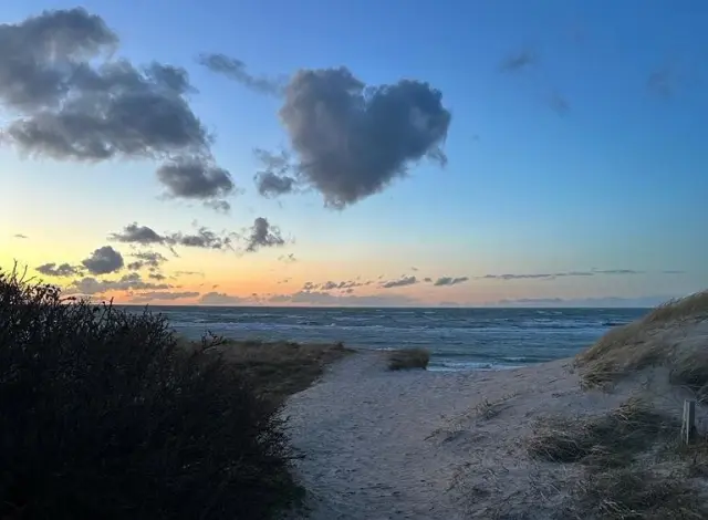Romantischer Sonnenuntergang am Ostseestrand mit Herz-Wolke, ideal für Wellness im Strandhotel Fischland.