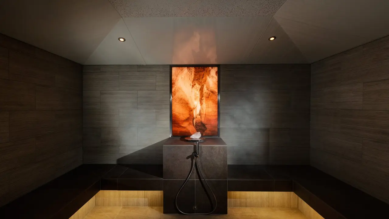 Modernes Dampfbad mit Erlebnisdusche und beleuchteter Wand im Spa des Hirschen Wohlfühlhotel.