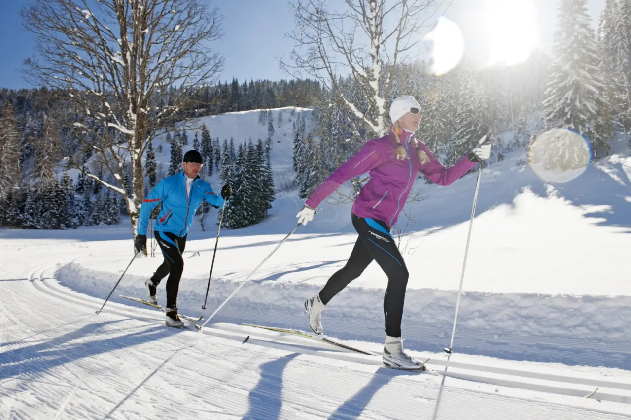 Hotel Berghof in Ramsau – Langläufer auf der Loipe in der verschneiten Winterlandschaft | Wellnesshotel Dachsteinregion